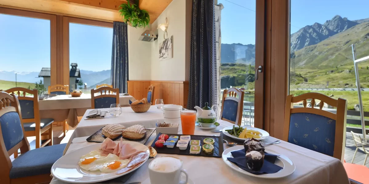 Colazione in un ristorante con vista panoramica sulle montagne.