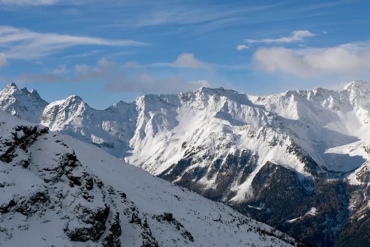 Montagne innevate sotto un cielo limpido e azzurro.